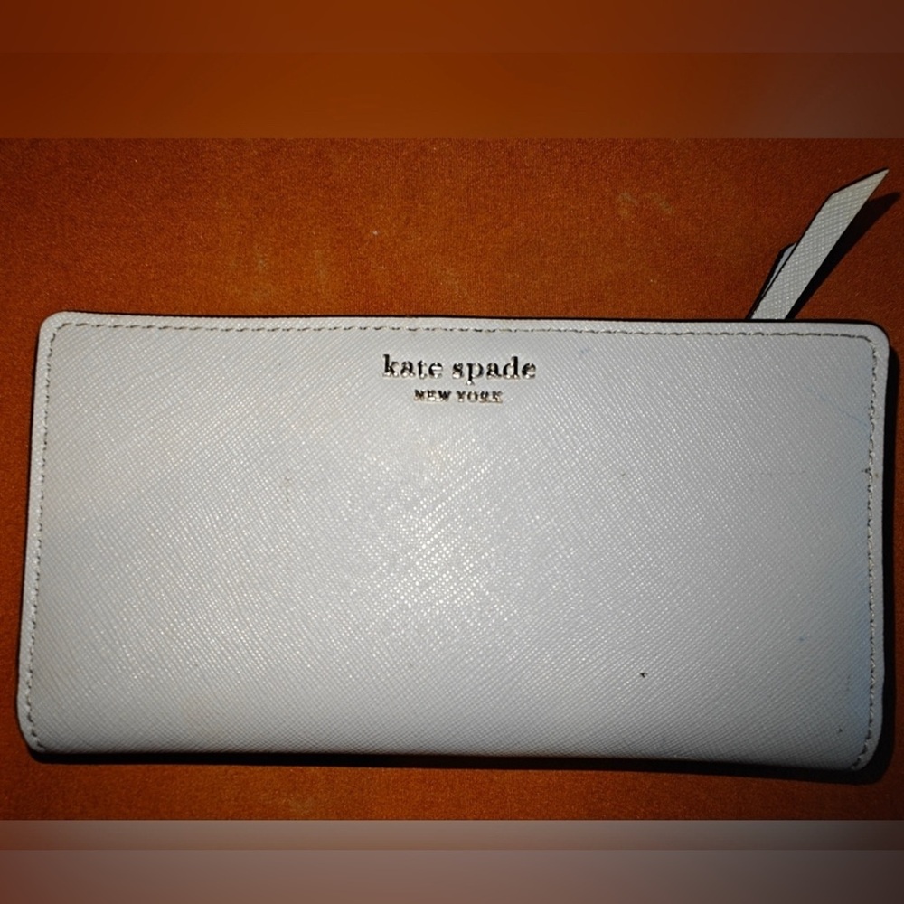 Kate Spade  Leather Wallet

several flaws as shown in the pictures
Any question?